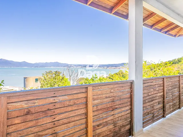 Imagem 4: Viva com Vista para o Mar: Propriedade Rara com Duas Residências e Jardim Privativo