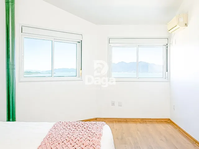Imagem 12: Viva com Vista para o Mar: Propriedade Rara com Duas Residências e Jardim Privativo