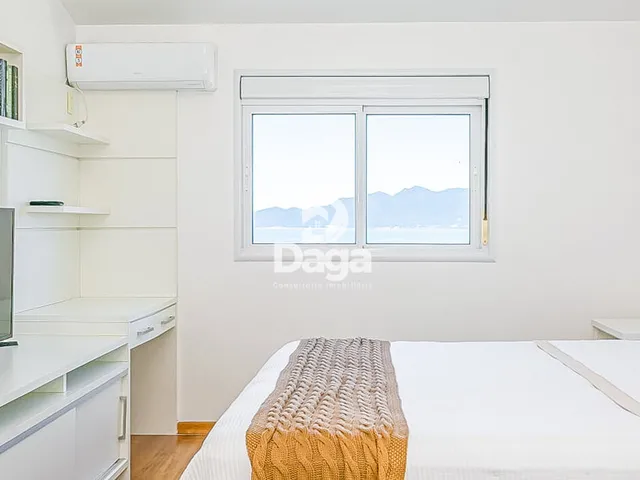Imagem 6: Viva com Vista para o Mar: Propriedade Rara com Duas Residências e Jardim Privativo