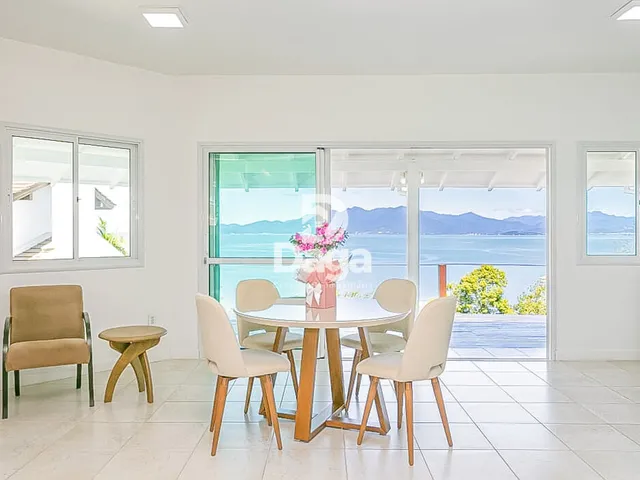 Imagem 15: Viva com Vista para o Mar: Propriedade Rara com Duas Residências e Jardim Privativo
