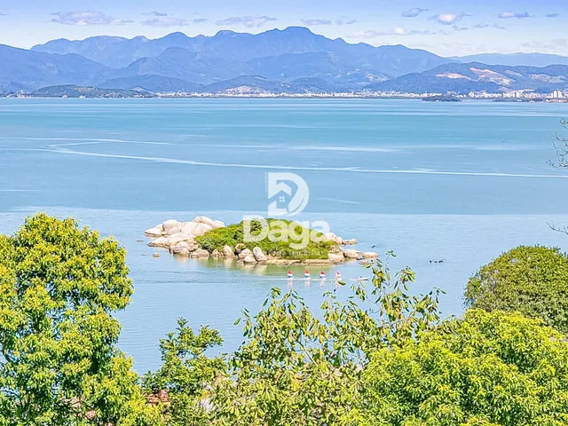 Imagem 2: Viva com Vista para o Mar: Propriedade Rara com Duas Residências e Jardim Privativo