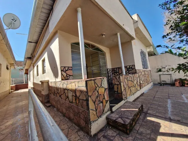 Imagem: Casa com 4 Quartos e 2 Edículas Anexos