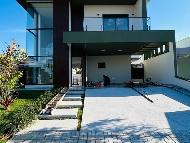Imagem: Sobrado À Venda com 04 Quartos Sendo 3