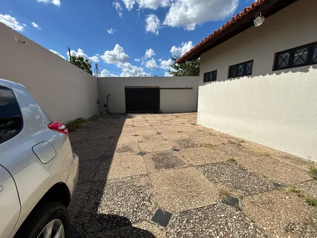 Imagem 10: Casa Grande de Esquina À Venda