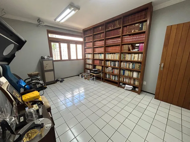 Imagem 2: Casa Grande de Esquina À Venda