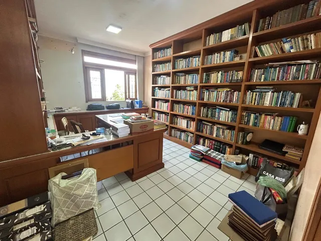 Imagem 6: Casa Grande de Esquina À Venda