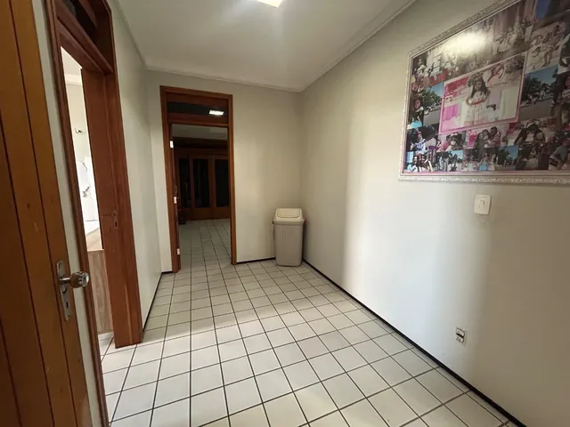 Imagem 9: Casa Grande de Esquina À Venda