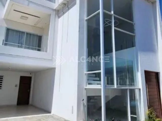 Imagem 3: Casa Triplex com Piscina no Portal do Poço