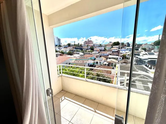 Imagem 4: Casa com 3 Pavimentos, Suite, Piscina e Área de Lazer Completa em Capoeiras, F