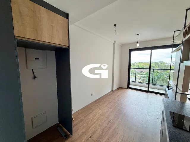 Imagem 4: Studio com Móveis Planejados e Sacada com Vista para o Jardim Botânico - Curitiba
