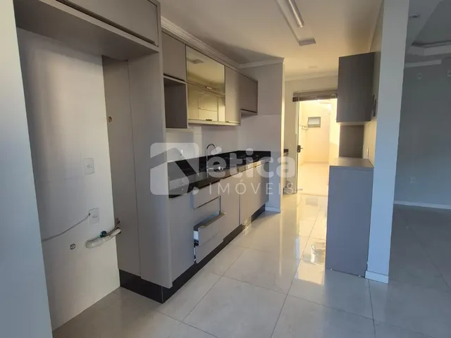 Imagem 3: Apartamento Semi Mobiliado À Venda com 2 Quartos, 1 Suíte e 2 Vagas de Garagem