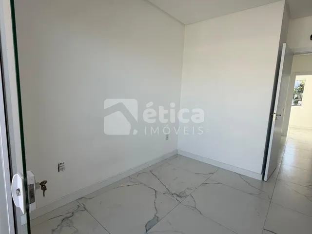 Imagem 11: Sobrado À Venda com 3 Dormitórios, Suíte com Closet e 2 Vagas