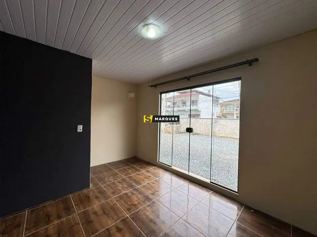 Imagem 13: Oportunidade no Aventureiro: Casa com 2 Dormitórios - Rua Tranquila e Próxima a Tudo
