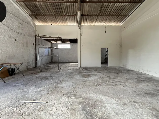 Imagem 7: Barracão para Locação, com 250 Metros Quadrados, com Escritório e Banheiro
