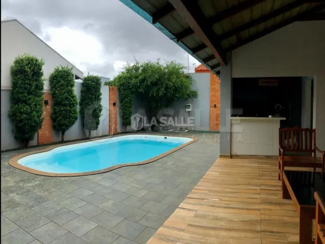 Imagem 7: Sobrado em Terreno Inteiro com Piscina no Jardim Gisela com Suíte 03 Quartos e 02 Vagas Cobertas
