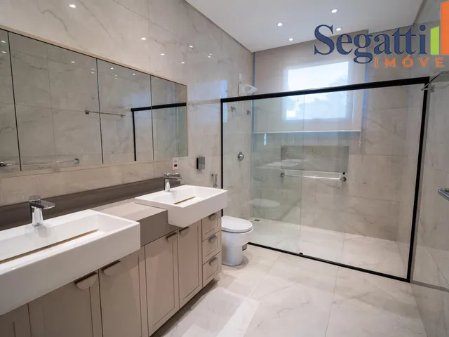 Imagem 2: Sobrado Luxuoso Semi-Mobiliado no Condomínio Fechado Quinta do Sol