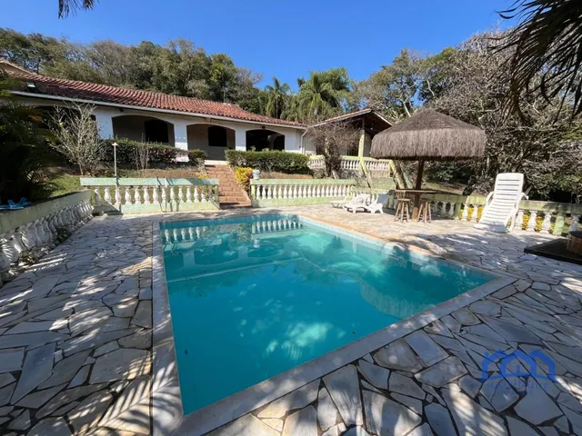 Imagem: Sítio com 8 Quartos e 5 Banheiros À Venda