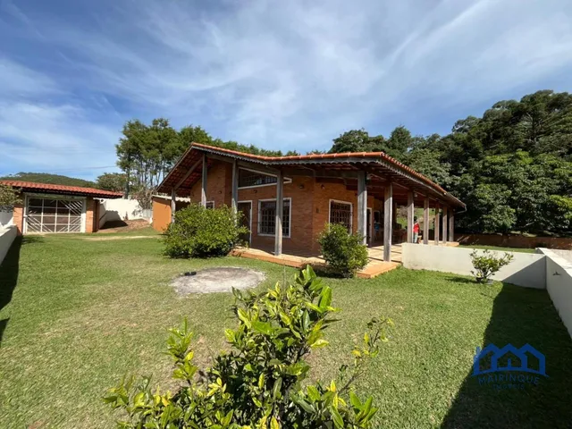 Imagem: Chácara com 5 Quartos e 4 Banheiros À