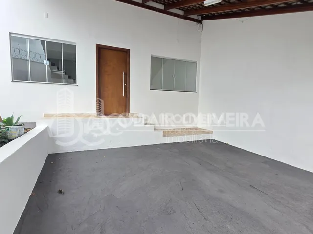 Imagem 2: Casa de Esquina com 3 Quartos, Suíte e Garagem para 2 Carros