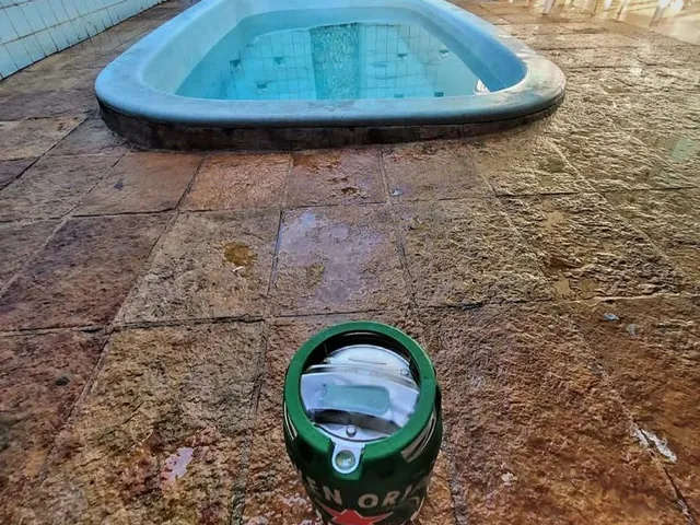 Imagem 3: Casa com 2 Pavimentos, Ponto Comercial, Piscina e 3 Quartos com Suíte. Aproveite Esta Oportunidade