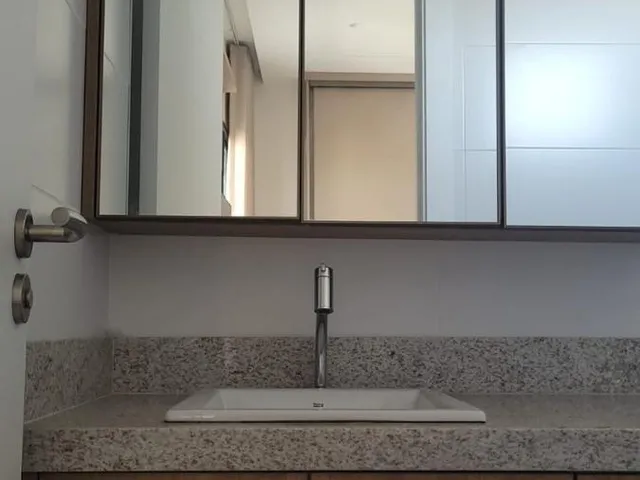 Imagem 2: Apartamento Mobiliado de 112 M² no Queens Residence com Vista para a Baía