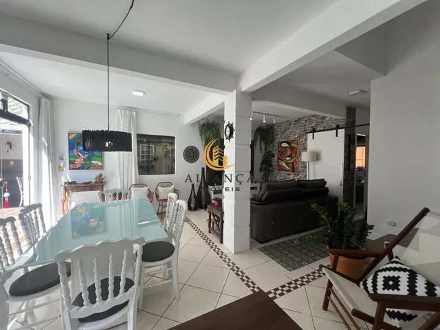 Imagem: Casa com Piscina e 3 Vagas no Abraão